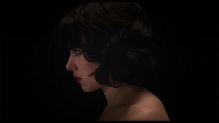 Seitliches Porträt einer Frau, ein Filmstill aus "Under the skin" von Jonathan Glazer