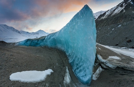 Eine blau leuchtende Gletscherzunge im Geröll