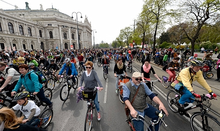 Radparade, viele RadfahrerInnen am Wiener Ring