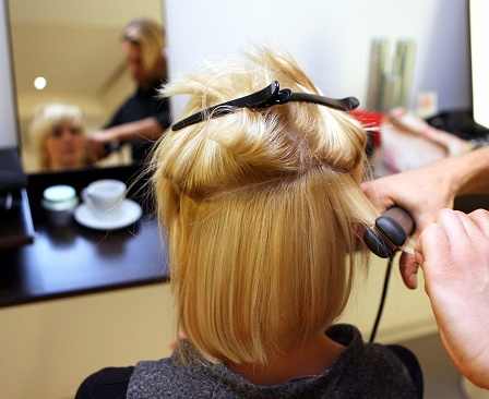 Frau beim Friseur