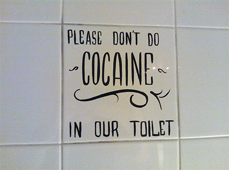 Fliesen mit Aufschrift "Please Don't Do Cocaine In Our Toilet"