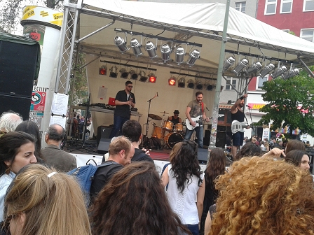 Band bei der 1. Mai Demo in Berlin