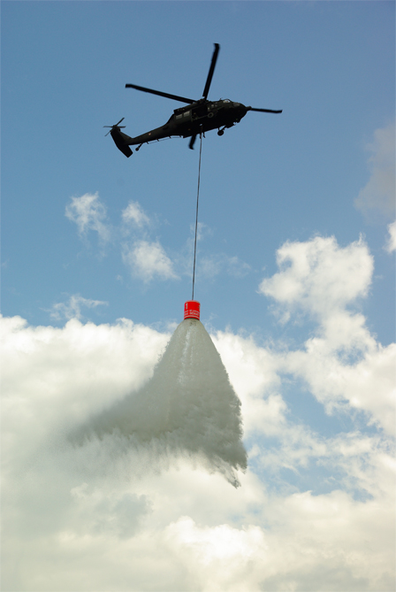 Hubschrauber versprüht Schnee