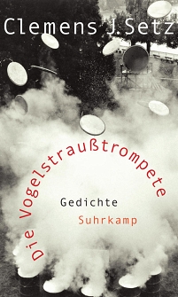 Buchcover zu "Die Vogelstraußtrompete" von Clemens Strauss zeigt dampfende Blechfässer und Satellitenschüsseln