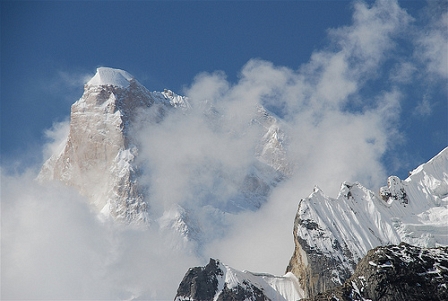 Der Masherbrum mit seiner Nordostwand in Nebel und Wolken gehüllt