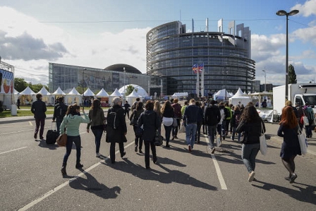 Jugendliche vor dem EU-Parlament in Straßburg