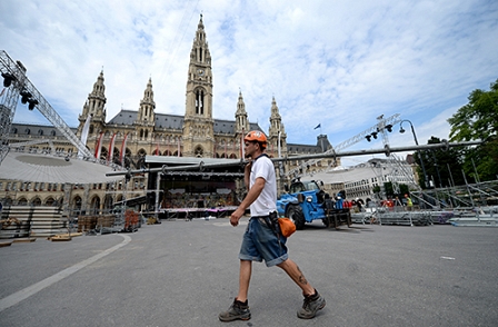 Arbeiter beim Aufbau der Life-Ball Bühne am Wiener Rathausplatz