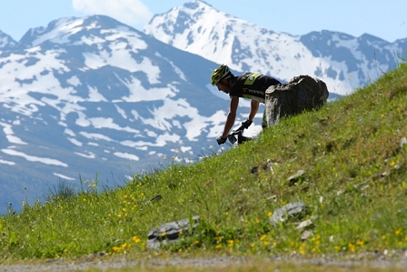 a mountainbiker in the 4 Peaks heading DOWN