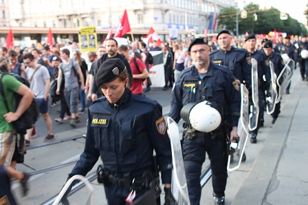 Polizei marschiert neben DemonstrantInnen