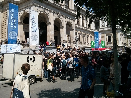 Demo vor der Hauptuni Wien