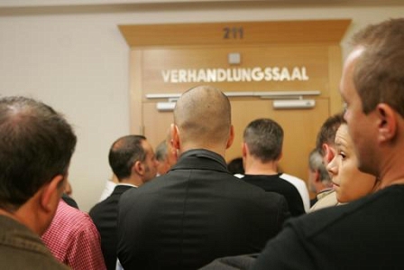 Einer der Anggeklagten (M.) vor dem Verhandlungssaal vor Beginn der Gerichtsverhandlung gegen 4 Wega-Beamte im Fall Bakary J. am Mittwoch, 30. August 2006, in Wien. 