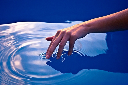 Hand im Wasser