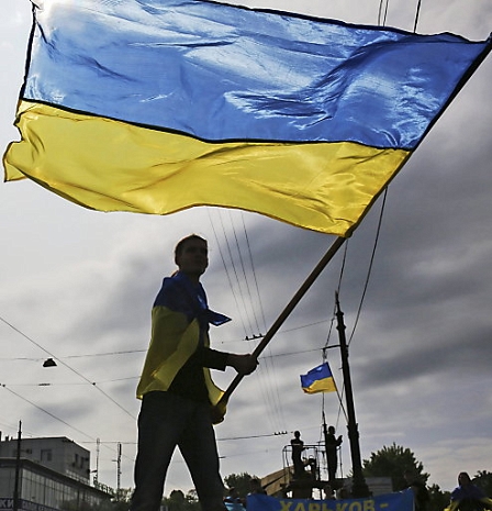 Ein Ukrainer weht die Flagge seines Landes.