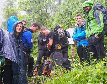 Männer mit Rucksäcken im REgen