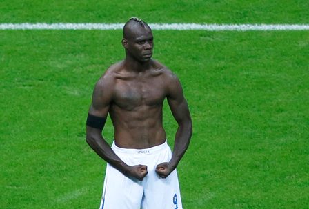 Balotelli in Pose mit nacktem Oberkörper