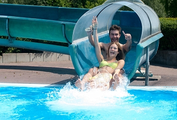 Menschen auf der Wasserrutsche im Pool