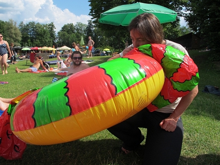 Kathrin Passig bläst ein Schwimmtier auf, eine Art Drachen