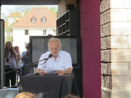 Hubert Winkels liest den Text von Karen Köhler, die an Windpocken erkrankt Klagenfurt fernbleiben musste. 