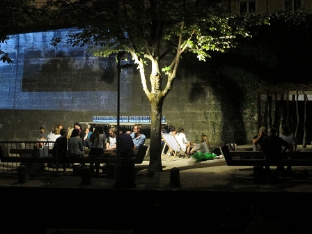 Ein Treffpunkt für FreundInnen der Literatur: Lendhafen bei Nacht in Klagenfurt