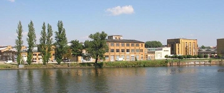 Industriehallen über der Spree