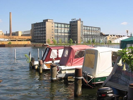 Kleine Boote auf der Spree vor einem Industriegbäude