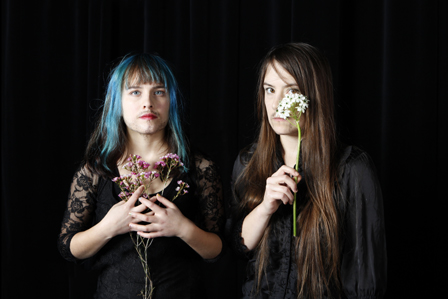 Jolly Goods mit Blumen in der Hand