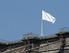 Weiße Flagge auf der Brooklyn Bridge