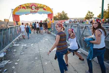 menschen auf dem Festivalgelände