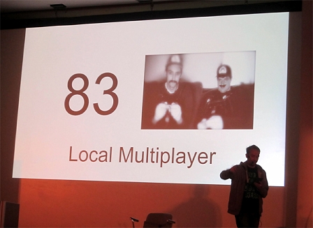 Ste Curran bei einem Vortrag über jene Dinge und Menschen, die die Computerspieleindustrie getötet hätten. Nummer 83 ist "Local Multiplayer".