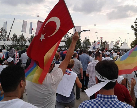 Türkei-Flagge und Regelbogenflagge