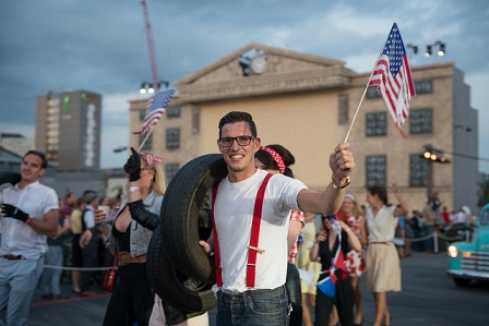 Mann mit amerikanischer Flagge