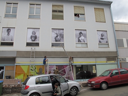 Einst ein Geschäft, heute temporär das Festivalzentrum des Rostfests in Eisenerz