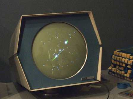 Das Computerspiel "Space War!" aus dem Jahr 1961 auf einem PDP-1.