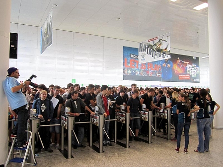 Viele wartende Menschen vor dem Einlass der Gamescom 2014.