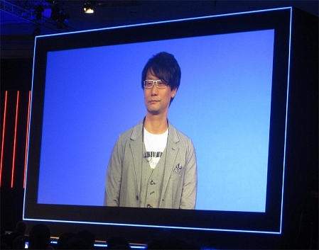 Gamedesigner Hideo Kojima auf einem großen Screen.