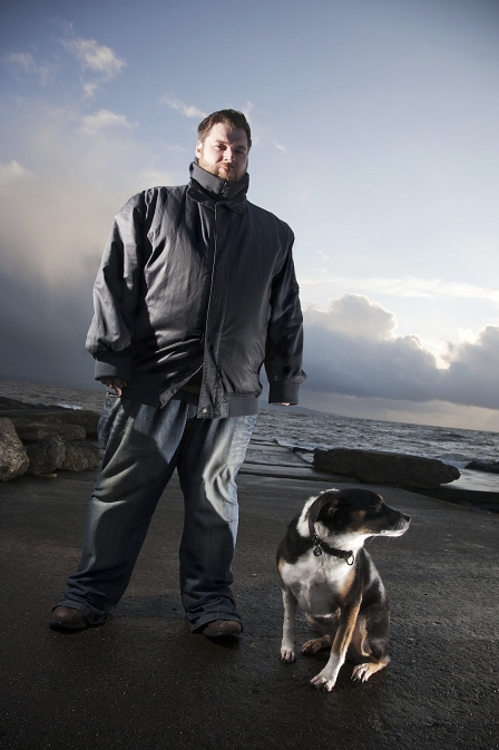 RM Hubbert am Strand mit Hund