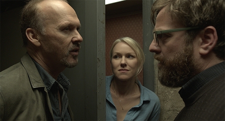 Michael Keaton spricht bei offener Türe mit Naomi Watts und Zach Galifianakis