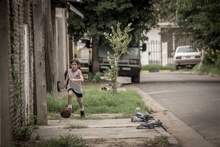 Junger Messi-Darsteller beim Dribbeln