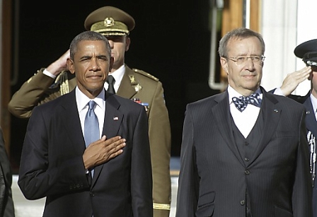 US President Barack Obama (L) and Estonian President Toomas Hendrik Ilves 