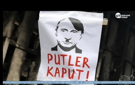 Ukraine Today zeigt ein Plakat mit Putin als Hitler (= Putler)