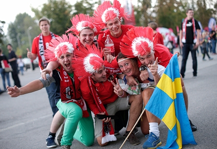 Fußballfans von Österreich und Schweden