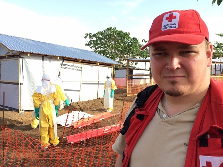 Freiwillige des Sierra Leone Roten Kreuzes (SLRC), üben das An- und Ausziehen sowie das Desinfizieren der Schutzkleidung. Dr. Michael Kühnel im Vordergrund;