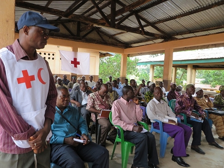 In Kailahun fand auf Einladung des Roten Kreuzes ein Treffen zur Information über Ebola statt, an dem über 50 Imame, Priester und Pastoren teilgenommen haben.