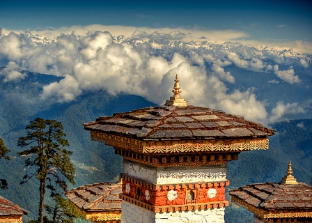 Buddhistisches Kloster, Berge und Wolken