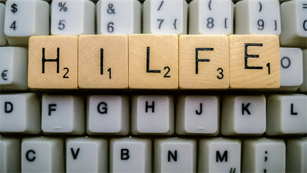 Tastatur mit Scrabble-Buchstaben "Hilfe"