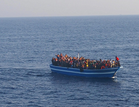 Hunderte Flüchtlinge auf einem Boot vor der italienischen Küste von Lampedusa