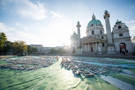 Hypotopia vor der Wiener Karlskirche