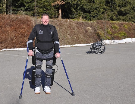 Christoph Stadlbauer in einem Exoskelett