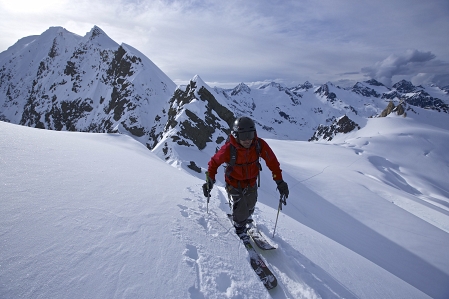 Jeremy Jones beim Aufstieg auf einen Berg mit Splitboard