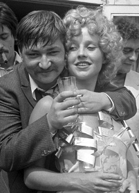 Rainer Werner Fassbinder umarmt Hanna Schygulla bei einem Fest